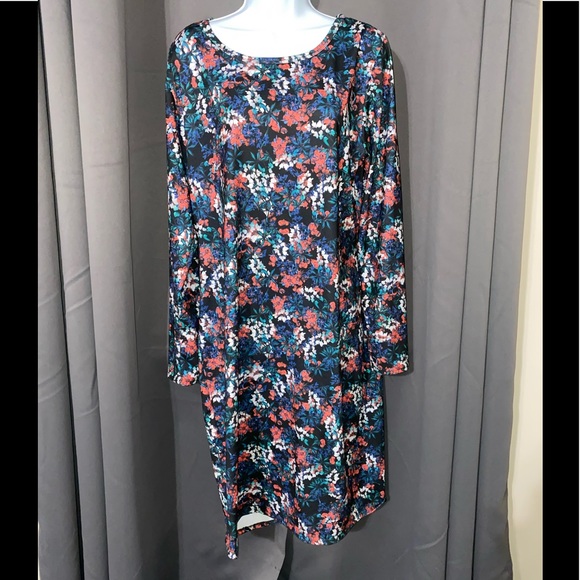 Woman’s dress - Picture 1 of 4